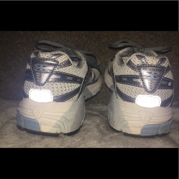 Women’s Brooks - Picture 4 of 4